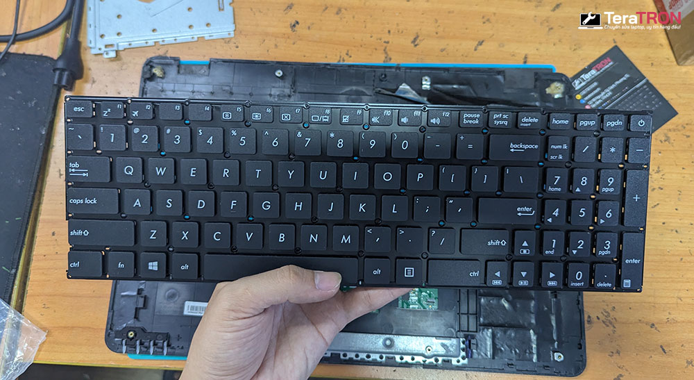 Thay bàn phím laptop Asus X542U 3 Thay bàn phím laptop Asus X542U chính hãng hcm tphcm