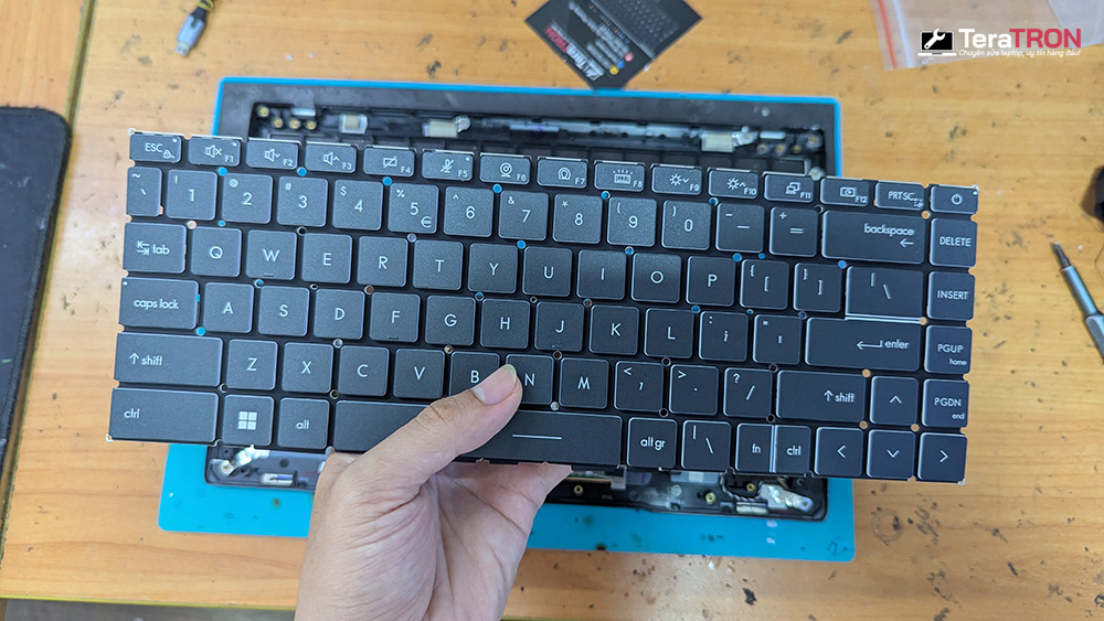 Thay bàn phím laptop MSI Modern 14 B5M 3 Thay bàn phím laptop MSI Modern 14 B5M chính hãng hcm tphcm