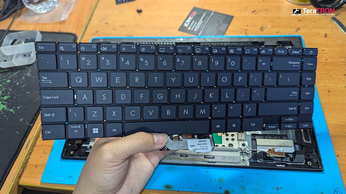 Thay bàn phím laptop Asus UX425E 3 Thay bàn phím laptop Asus UX425E chính hãng hcm tphcm