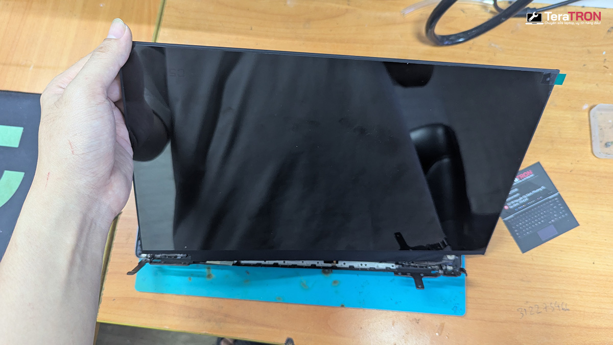 Thay màn hình laptop Dell Vostro 5590 8 Thay màn hình laptop Dell Vostro 5590 chính hãng hcm tphcm