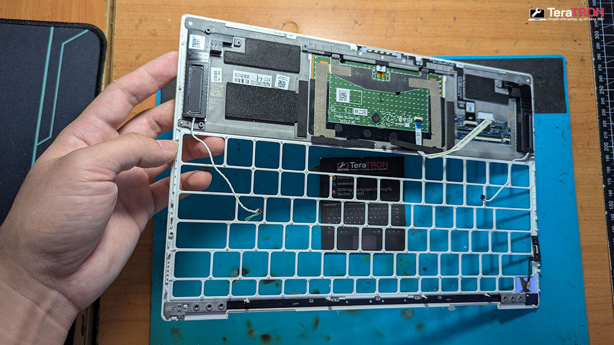 Thay bàn phím laptop Dell XPS 13 9300 trắng 4 Thay bàn phím laptop Dell XPS 13 9300 trắng lấy liền hcm tphcm
