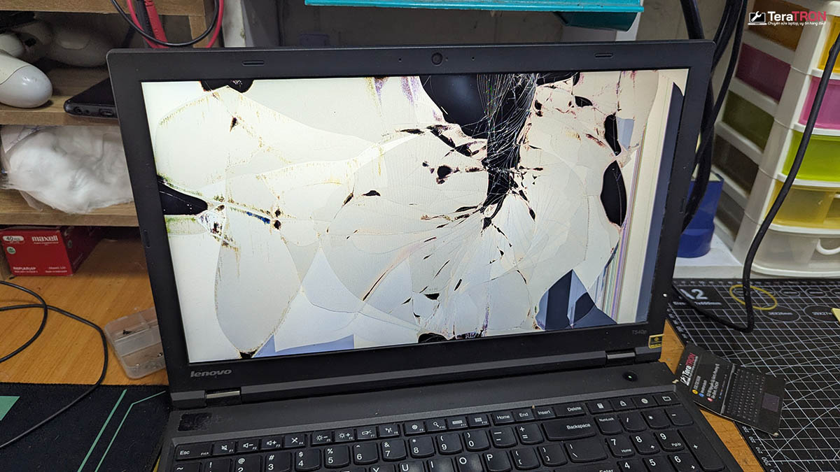 Thay màn hình laptop Lenovo Thinkpad T540p 7 Thay màn hình laptop Lenovo Thinkpad T540p bể vỡ nhiễu nhòe hình hcm tphcm
